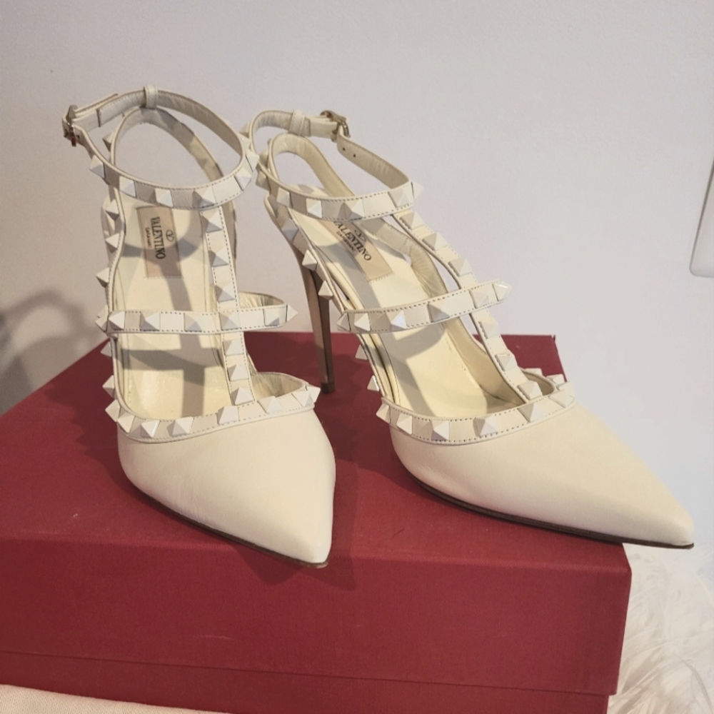 ( SOLD) Authentic Valentino Garavani Rockstud Ankle Strap Pump - Picture 3 of 13